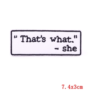 Écusson brodé rectangulaire avec citation That's what she en style machine à écrire