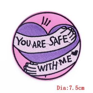 Écusson brodé rose rond de 7,5cm avec cœur violet et texte You Are Safe With Me