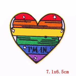 Écusson brodé en forme de cœur arc-en-ciel avec texte I'M IN, taille 7,1x6,5 cm