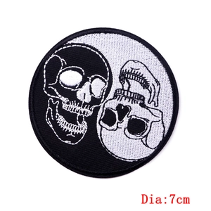 Détail d'un écusson brodé crâne Yin Yang de 7cm pour décoration punk de vêtements