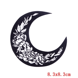 Écusson brodé croissant de lune avec motifs de pivoines en noir et blanc
