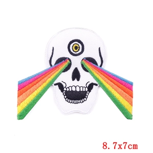 Patch brodé punk crâne à trois yeux avec rayures arc-en-ciel 8,7x7cm écusson DIY brodé