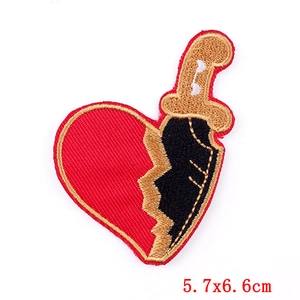 Écusson brodé cœur avec poignard style punk DIY patch pour vêtements 5,7x6,6cm