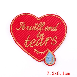 Écusson brodé coeur rouge avec slogan It will end in tears et larmes bleues