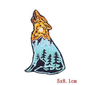 Patch ricamata a forma di lupo con montagne e cielo stellato 5x8,1cm