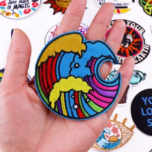 Écusson brodé coloré avec motif de vagues et texte magique pour personnalisation DIY