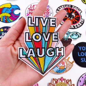 Écussons brodés avec slogan Live Love Laugh pour la personnalisation de vêtements DIY
