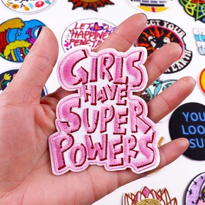 Écusson brodé avec slogan 'Girls Have Super Powers' pour décoration de T-shirt DIY