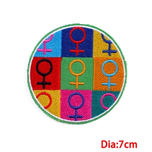 Gros plan de patchs brodés ronds de 7 cm avec des symboles féminins colorés