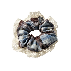 Chouchou élégant à carreaux bleus avec bordure en dentelle crème délicate accessoire
