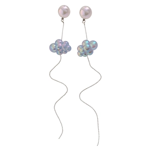 Eleganti orecchini in argento con ciondoli a nuvola iridescenti e bellissime lunghe nappe