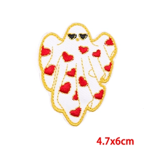 Détail écusson brodé fantôme avec cœurs rouges et lunettes noires, 4,7x6cm