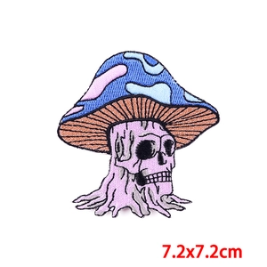 Détail de l'écusson brodé champignon et crâne 7,2x7,2cm pour décoration DIY
