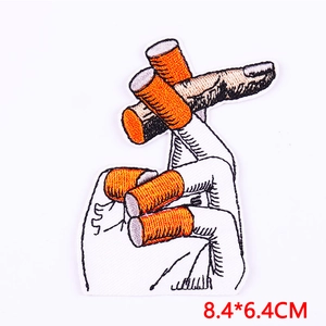 Borduurpatch hand met sigaret voor DIY kledingdecoratie, afmeting 8,4 x 6,4 cm