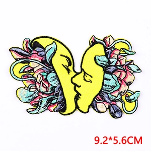 Cartoon bloemen borduurpatch in roze en cyaan voor DIY kleding decoratie projecten
