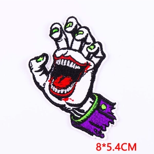 Detail van de Screaming Hand geborduurde patch met afmetingen 8x5.4cm op witte basis