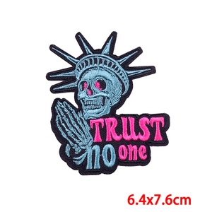 Cartoon skelet borduurpatch met Trust No One tekst voor DIY kleding decoratie