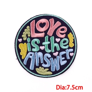 Macro-opname van LOVE IS THE ANSWER geborduurde ronde patch diameter 7,5cm