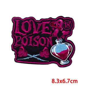 Détail de l'écusson LOVE POISON avec fiole cœur et rose, taille 8,3x6,7 cm