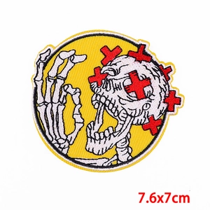 Détail de l'écusson brodé 7,6x7cm squelette et geste OK avec yeux en croix rouges