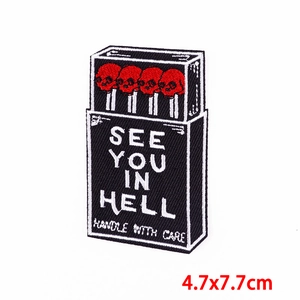 Écusson brodé punk noir avec tête de mort et design de boîte d'allumettes