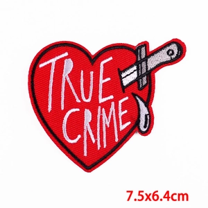 Écusson brodé cœur True Crime avec dague, patch thermocollant mode, taille 7,5x6,4 cm