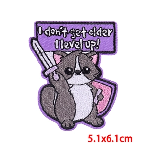 Détail macro du patch brodé de raton laveur avec texte I level up, 5.1x6.1cm