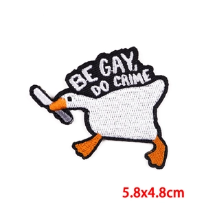 Écusson brodé de mème d'oie avec slogan Be Gay Do Crime et détails orange
