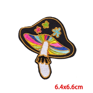 Écusson brodé champignon avec couleurs arc-en-ciel et bord doré, 6,4x6,6 cm