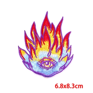 Détail de l'écusson brodé œil enflammé mesurant 6,8x8,3cm aux couleurs vives