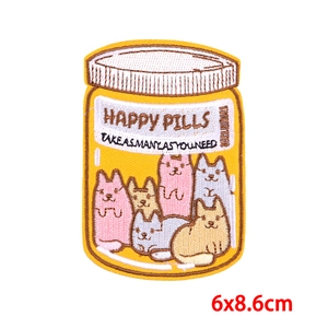 Détail macro de l'écusson chat Happy Pills 6x8,6cm avec texture de broderie dense