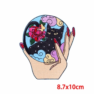 Écusson brodé d'animal avec un design mystique de chat noir et de main étoilée