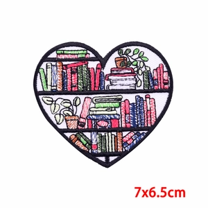 Écusson brodé en forme de cœur avec étagère à livres et plantes, taille 7x6,5 cm