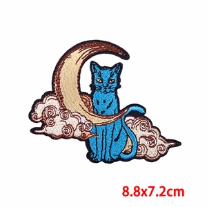 Toppa ricamata gatto blu su mezzaluna dorata, dimensioni 8,8x7,2 cm per abbigliamento e borse