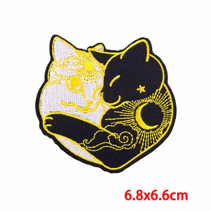 Dettaglio macro della toppa ricamata gatto yin-yang con cuciture fini e misura 6,8x6,6 cm