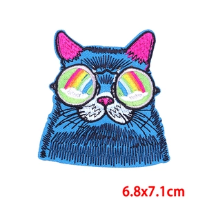Dettaglio ricamo gatto cartoon con occhiali arcobaleno, misura 6,8x7,1cm per decorazioni DIY