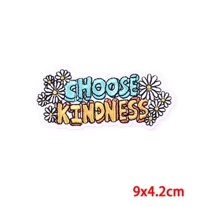 Detailaufnahme des Choose Kindness Stickaufnähers mit Gänseblümchen und Größenangaben