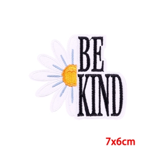 Bestickter 'BE KIND' Aufnäher mit weißer Gänseblümchen-Blume, 7x6cm für DIY-Dekor