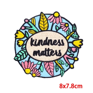 Runder Bestickter Aufnäher mit Blumenmuster und Kindness Matters Text 8x7,8cm