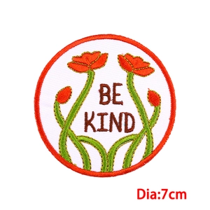7cm runder Aufnäher Be Kind mit Blumenstickerei und rotem Mohn auf weißem Grund