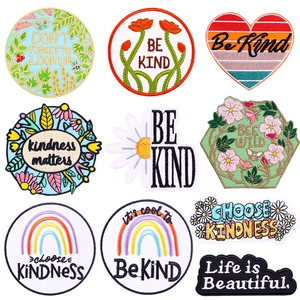 Inspirierende Be Kind Stickerei-Aufnäher Für Kleidung DIY Bügelbilder Regenbogen Floral Buchstaben Aufnäher Dekorative Applikation Für Hut Tasche