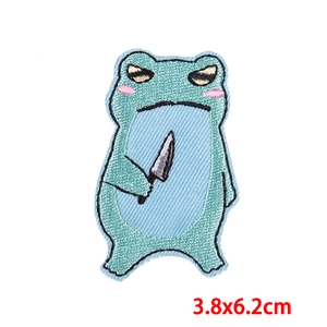 Dettaglio ricamo di una toppa rana con coltello 3,8x6,2cm per decorazione abbigliamento