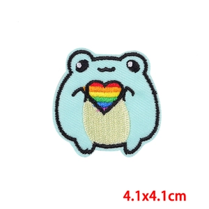 Écusson brodé grenouille bleue avec cœur arc-en-ciel, 4.1x4.1cm pour couture DIY et mode