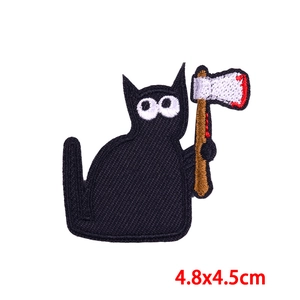 Dettaglio toppa ricamata 4,8x4,5cm con gatto nero divertente che impugna un'ascia