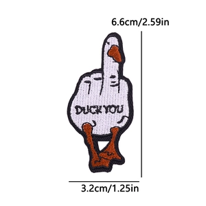 Dettaglio della toppa ricamata a forma di anatra con testo Duck You e misure di 6,6cm