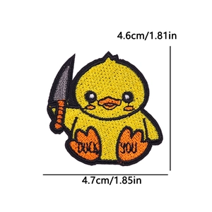 Dettaglio toppa ricamata anatra gialla con coltello e dimensioni 4,6 cm per 4,7 cm