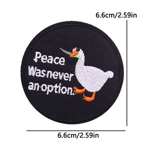 Toppa ricamata rotonda da 6,6 cm con oca bianca con coltello e testo Peace Was Never An Option