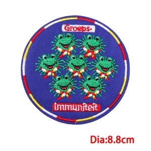 Detailopname van 8,8 cm Oeteldonk kikker borduursel patch met Groepsimmuniteit thema