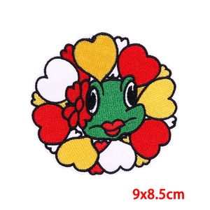 Borduurwerk patch van cartoon kikker met hartjes voor Oeteldonk, maat 9x8,5 cm