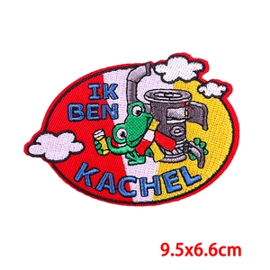 Macro detail van Oeteldonk kikker embleem met tekst IK BEN KACHEL formaat 9.5x6.6cm
